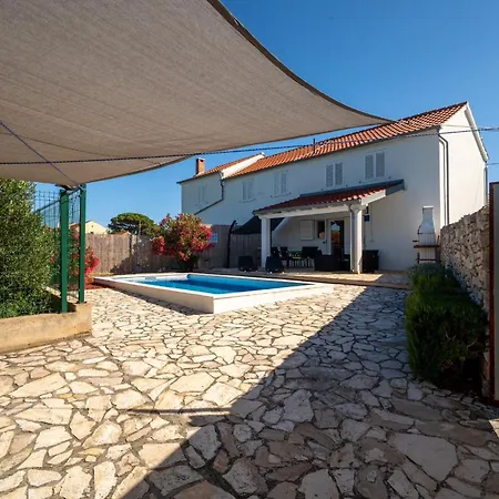 펜션 House Sakarun With Swimming Pool