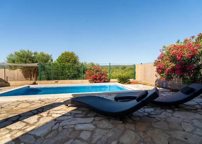 House Sakarun With Swimming Pool Дом отдыха *