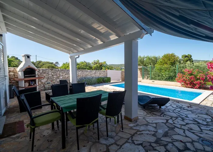 Дом отдыха House Sakarun With Swimming Pool Вели-Рат