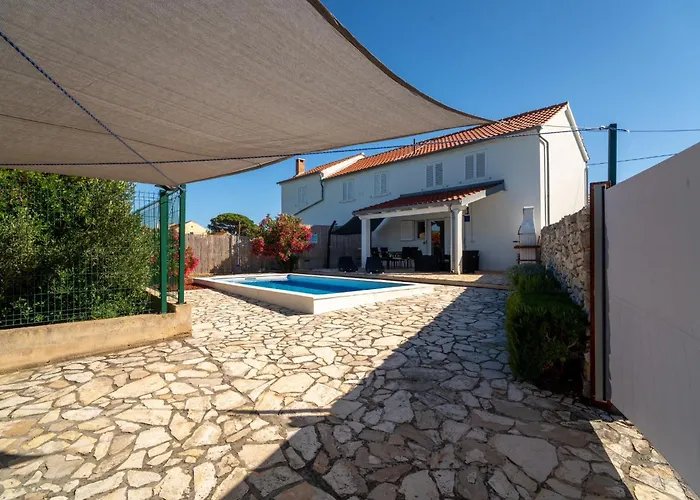 Дом отдыха House Sakarun With Swimming Pool