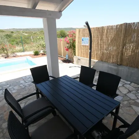 House Sakarun With Swimming Pool Casa de Férias