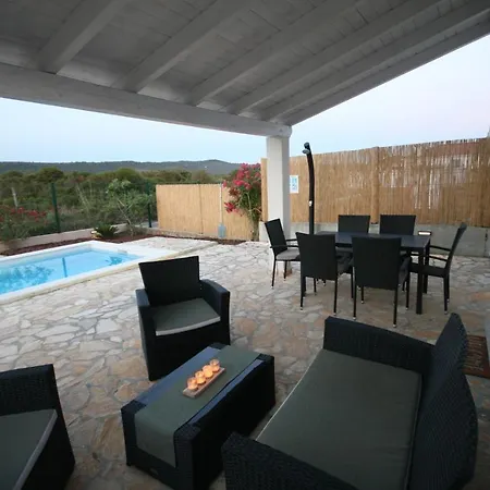 House Sakarun With Swimming Pool * فيلي رات