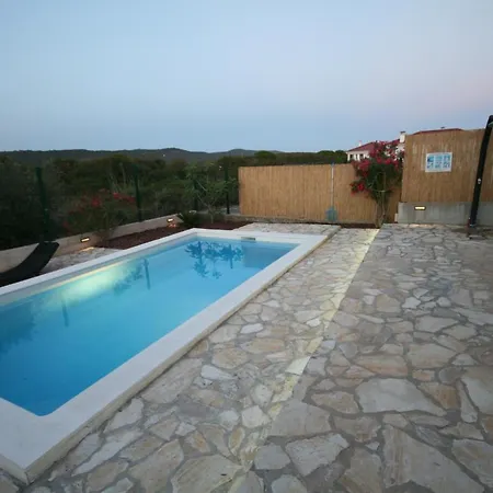 House Sakarun With Swimming Pool بيت للعطل