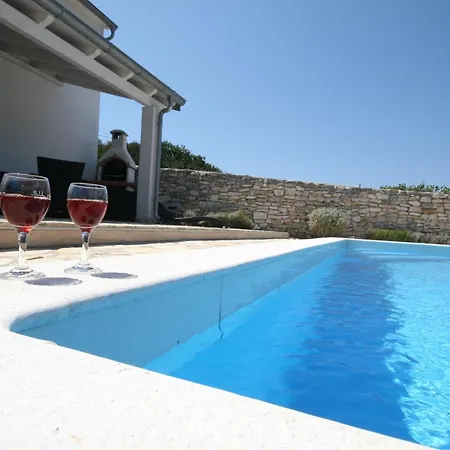 House Sakarun With Swimming Pool بيت للعطل