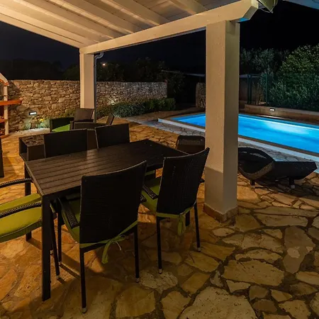 House Sakarun With Swimming Pool * فيلي رات