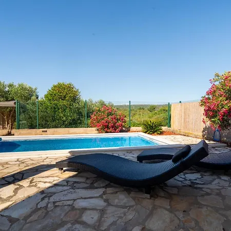 House Sakarun With Swimming Pool بيت للعطل *