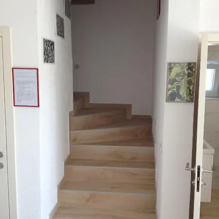 House Sakarun With Swimming Pool بيت للعطل *